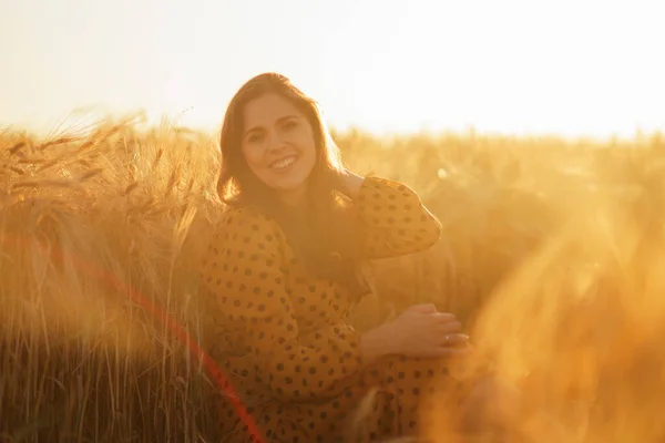 Närbild Porträtt Vacker Ung Kvinna Landsbygd Fält Kvinnligt Ansikte Solnedgångens Stockbild