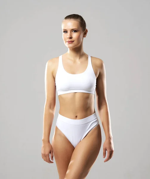身穿白色泳衣 身材苗条的年轻貌美的姑娘 背景洁白 体育和健身的概念 — 图库照片