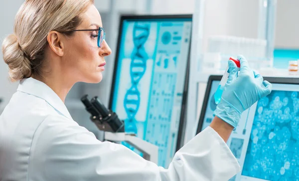 プロの女性科学者は現代の科学研究所でワクチンを研究している 研究室のツール 顕微鏡 試験管 将来の技術 科学の概念 — ストック写真