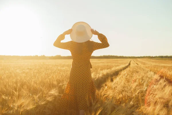 美丽的年轻女子穿过田野 用手触摸着黑麦 在夕阳西下的女孩 自由和幸福的概念 — 图库照片