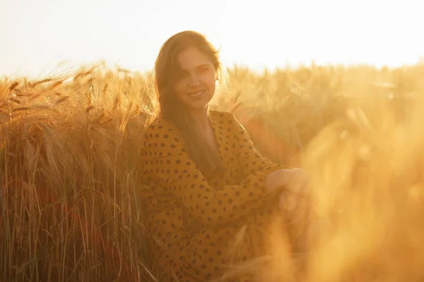 乡村田里美丽的年轻女子的特写 女人脸在夕阳的余晖中 自由与幸福的概念 — 图库照片