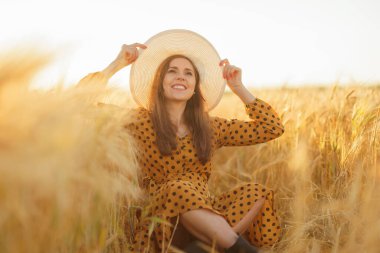 Kırsal bir alanda güzel bir genç kadının yakın plan portresi. Gün batımında kadın yüzü. Özgürlük ve mutluluk kavramı.