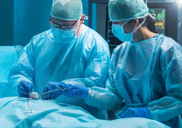 Equipe Diversificada Médicos Profissionais Realiza Uma Operação Cirúrgica Uma Sala — Fotografia de Stock
