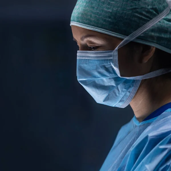 Різноманітна Команда Професійних Лікарів Проводить Хірургічну Операцію Сучасному Операційному Залі — стокове фото
