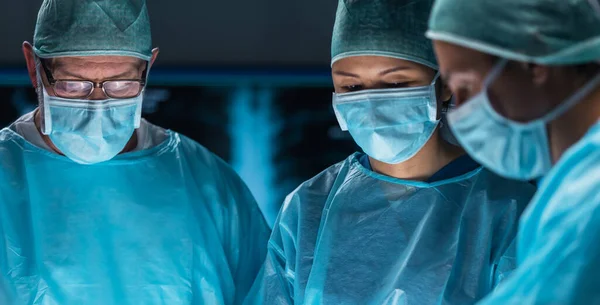 Une Équipe Diversifiée Médecins Professionnels Effectue Une Opération Chirurgicale Dans — Photo