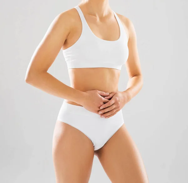 身穿白色泳衣 身材苗条的年轻貌美的姑娘 背景洁白 体育和健身的概念 — 图库照片
