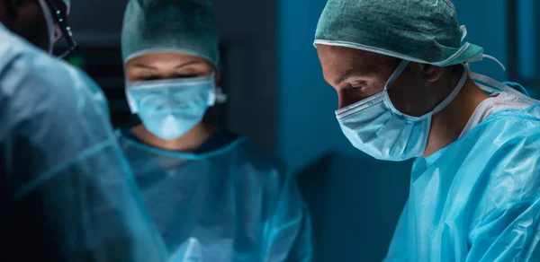 Διαφορετική Ομάδα Επαγγελματιών Ιατρών Εκτελεί Μια Χειρουργική Επέμβαση Ένα Σύγχρονο — Φωτογραφία Αρχείου