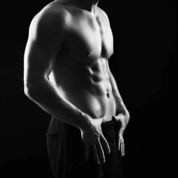 健美的健美男子 身披黑色背景 体育和健身概念 — 图库照片