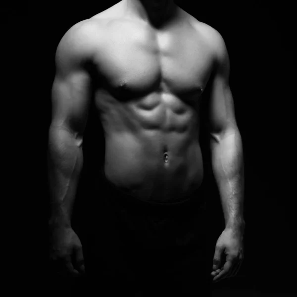 黒の背景に強い フィット感とスポーティボディビルダーの男 スポーツとフィットネスのコンセプト — ストック写真