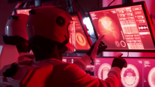 一队宇航员穿着宇航服登上火星站 宇航员在太空驾驶宇宙飞船的一组宇航员 银河旅行和科学的概念 — 图库视频影像