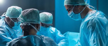 Profesyonel tıp doktorlarından oluşan çeşitli ekipler, modern bir ameliyathanede yüksek teknoloji ve ekipman kullanarak cerrahi bir operasyon gerçekleştiriyor. Cerrahlar hastanedeki hastayı kurtarmaya çalışıyorlar.
