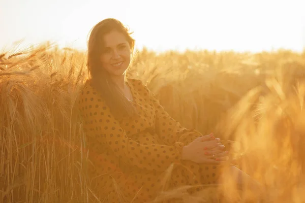 田舎の美しい若い女性のクローズアップ肖像画 日没の光の中で女性の顔 自由と幸福の概念 — ストック写真