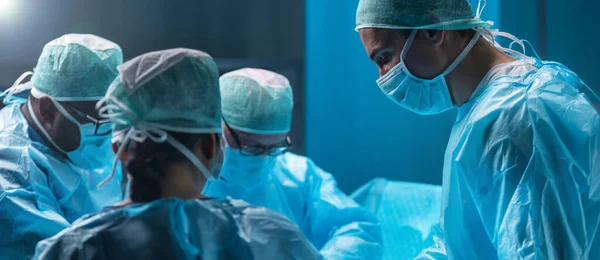 Profesyonel Tıp Doktorlarından Oluşan Çeşitli Ekipler Modern Bir Ameliyathanede Yüksek — Stok fotoğraf