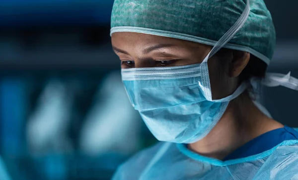 Ein Vielseitiges Team Professioneller Ärzte Führt Einen Chirurgischen Eingriff Einem — Stockfoto