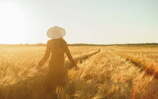 美丽的年轻女子穿过田野 用手触摸着黑麦 在夕阳西下的女孩 自由和幸福的概念 — 图库照片