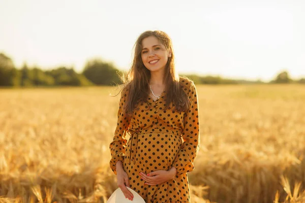 Zwangere Vrouw Stralen Van Zonsondergang Mooi Jong Meisje Loopt Het — Stockfoto