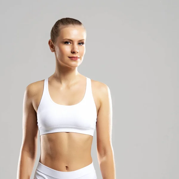 白い背景の上に白い水着姿の若くて美しいスレンダー少女 ヘルスケア スポーツ フィットネスの概念 — ストック写真