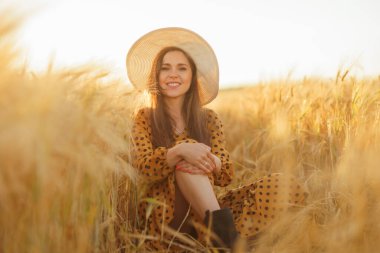 Kırsal bir alanda güzel bir genç kadının yakın plan portresi. Gün batımında kadın yüzü. Özgürlük ve mutluluk kavramı.