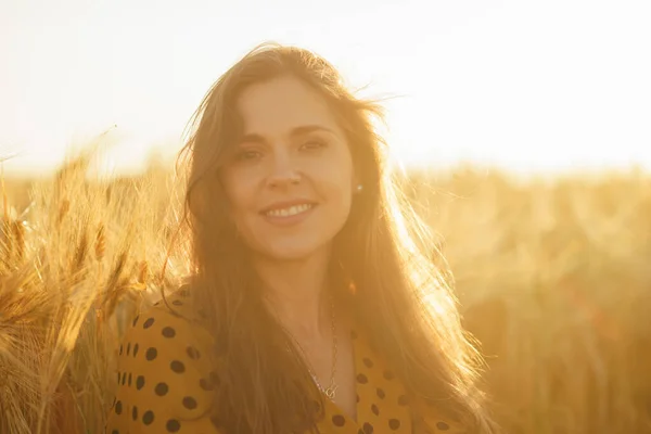田舎の美しい若い女性のクローズアップ肖像画 日没の光の中で女性の顔 自由と幸福の概念 — ストック写真