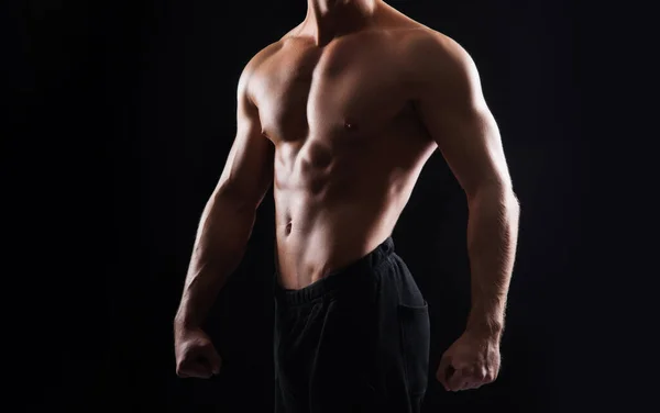黒の背景に強い フィット感とスポーティボディビルダーの男 スポーツとフィットネスのコンセプト — ストック写真