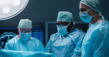 Profesyonel tıp doktorlarından oluşan çeşitli ekipler, modern bir ameliyathanede yüksek teknoloji ve ekipman kullanarak cerrahi bir operasyon gerçekleştiriyor. Cerrahlar hastanedeki hastayı kurtarmaya çalışıyorlar.
