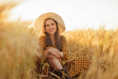 Kırsal bir alanda güzel bir genç kadının yakın plan portresi. Gün batımında kadın yüzü. Özgürlük ve mutluluk kavramı.