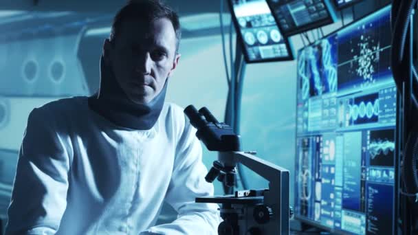 穿着宇航服的宇航员登上了轨道站 宇航员在宇宙飞船上使用显微镜 银河旅行和科学的概念 — 图库视频影像