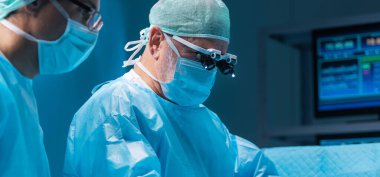 Profesyonel tıp doktorlarından oluşan çeşitli ekipler, modern bir ameliyathanede yüksek teknoloji ve ekipman kullanarak cerrahi bir operasyon gerçekleştiriyor. Cerrahlar hastanedeki hastayı kurtarmaya çalışıyorlar.