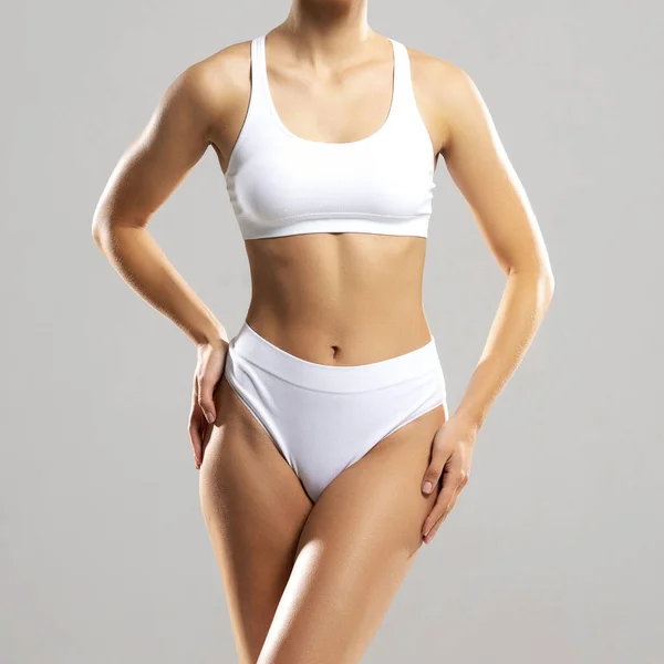 完美身材的年轻而漂亮的女人穿着泳衣 被白色隔离 运动和健身的概念 — 图库照片