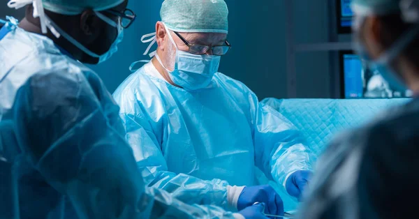 Diverse Team Van Professionele Artsen Voert Een Chirurgische Ingreep Een — Stockfoto