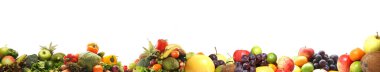 Beyaz arka planda birçok farklı meyve ve sebze seti var. Çiğ vejetaryen yemeği. Sağlıklı yeme ve beslenme konsepti.