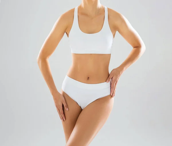 白で隔離された水着の若くて美しい女性の完璧な体 ダイエット スポーツ フィットネスの概念 — ストック写真