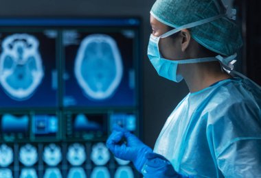 Profesyonel tıp doktorlarından oluşan çeşitli ekipler, modern bir ameliyathanede yüksek teknoloji ve ekipman kullanarak cerrahi bir operasyon gerçekleştiriyor. Cerrahlar hastanedeki hastayı kurtarmaya çalışıyorlar.