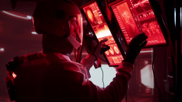 Astronauta Num Traje Espacial Bordo Estação Marte Cosmonautas Pilotando Nave — Vídeo de Stock