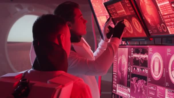 Een Team Astronauten Ruimtepakken Aan Boord Van Het Mars Station — Stockvideo