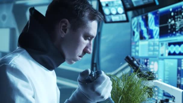 一队宇航员穿着宇航服登上了轨道站 宇航员在太空驾驶宇宙飞船的一组宇航员 银河旅行和科学的概念 — 图库视频影像