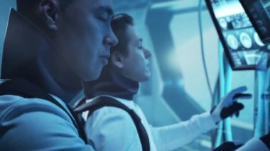 Yörünge istasyonunda uzay giysileri içinde bir astronot ekibi. Uzayda uzay gemisine pilotluk yapan bir kozmonot mürettebatı. Galaktik seyahat ve bilim konsepti.