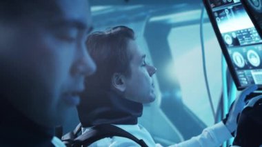 Yörünge istasyonunda uzay giysileri içinde bir astronot ekibi. Uzayda uzay gemisine pilotluk yapan bir kozmonot mürettebatı. Galaktik seyahat ve bilim konsepti.