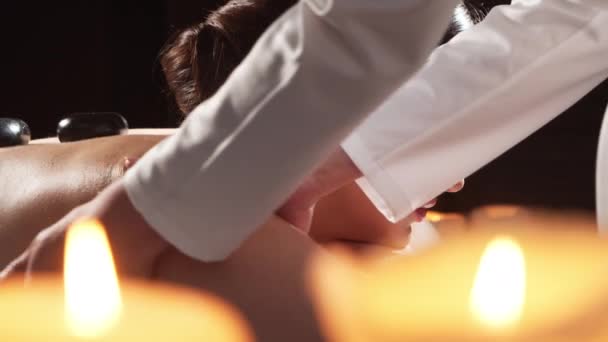 Wanita Muda Sehat Dan Cantik Mendapat Terapi Pijat Salon Spa — Stok Video