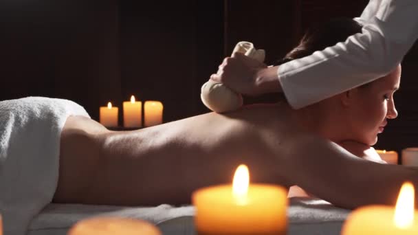 Mulher Jovem Saudável Bonita Recebe Terapia Massagem Salão Spa Estilo — Vídeo de Stock