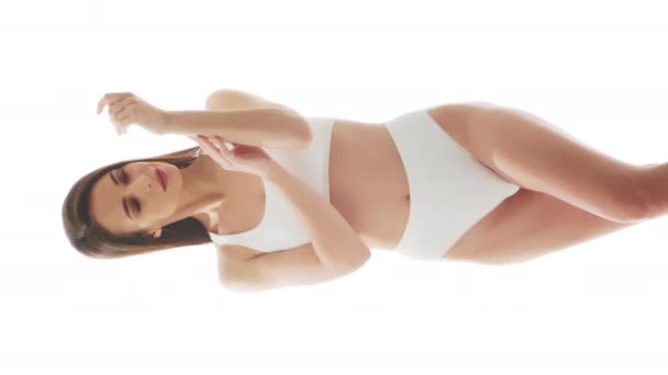 Hermosa Mujer Ropa Interior Blanca Sobre Fondo Blanco Aislado Vídeo — Vídeos de Stock