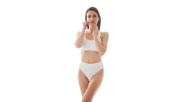 孤立した白い背景の上の白い下着の美しい女性 水着の健康な若い少女のスタジオビデオ 健康とスキンケア ダイエット 化粧品のコンセプト — ストック動画
