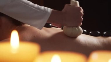 Genç, sağlıklı ve güzel bir kadın spa salonunda masaj terapisi görüyor. Sağlıklı yaşam tarzı ve vücut bakımı kavramı.