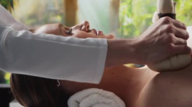 Genç, sağlıklı ve güzel bir kadın spa salonunda masaj terapisi görüyor. Sağlıklı yaşam tarzı ve vücut bakımı kavramı.