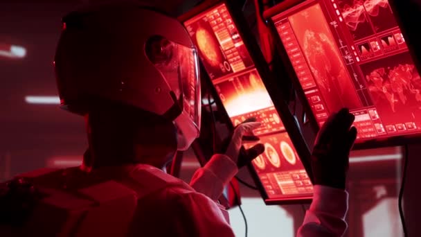 Astronot Dengan Pakaian Luar Angkasa Stasiun Mars Kosmonot Menerbangkan Pesawat — Stok Video