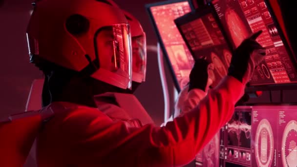 Een Team Astronauten Ruimtepakken Aan Boord Van Het Mars Station — Stockvideo
