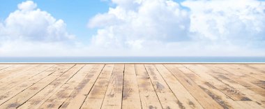 Ahşap iskele, egzotik deniz ve mavi gökyüzü. Güzel yaz arka plan. Tatil ve seyahat kavramı.