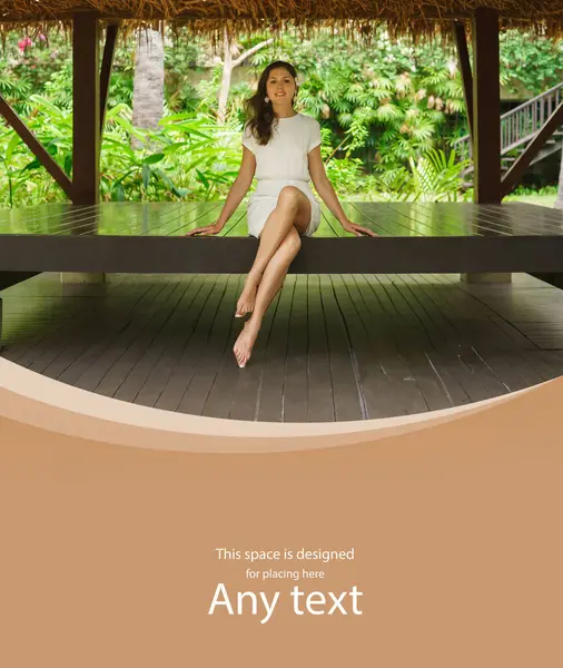Mladá Krásná Žena Bílých Šatech Žena Pózující Exotickém Thajském Bungalovu — Stock fotografie