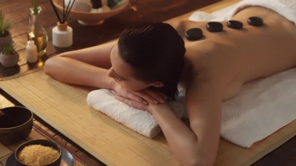 Mladá Zdravá Krásná Žena Dostává Masážní Terapii Lázeňském Salonu Symbolizující — Stock video