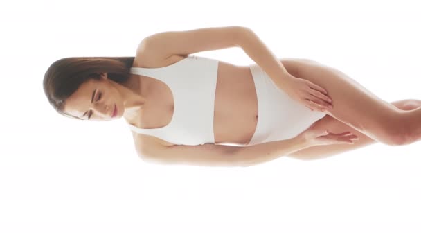 Belle Femme Sous Vêtements Blancs Sur Fond Blanc Isolé Vidéo — Video